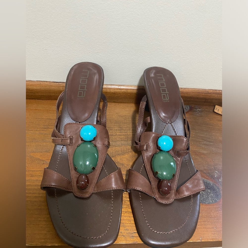 Moda Brown Sandals with Colorful Gemstones